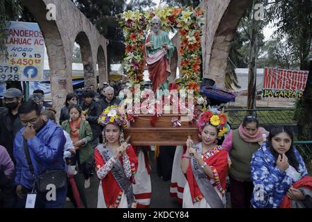 Eine Gruppe von Frauen, die als Königinnen und Prinzessinnen der Gemeinde Tláhuac in Mexiko-Stadt vertreten sind, während einer Prozession mit dem Bild von San Pedro anlässlich des 800.. Jahrestages der Gründung von Cuitláhuac in der Hauptstadt. Nach historischen Angaben wurde Tláhuac im Jahre 1222 n. Chr. in der Nähe des Zentrums des alten Sees Xochimilco gegründet. Die ersten Siedler waren die Chichimecas. (Foto von Gerardo Vieyra/NurPhoto) Stockfoto