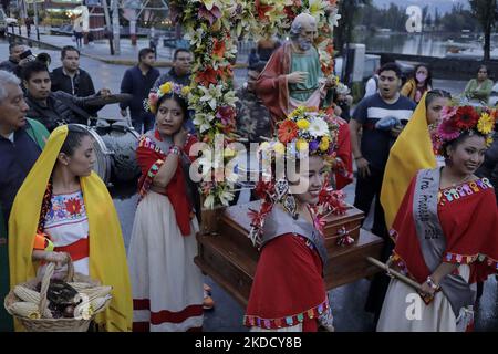 Eine Gruppe von Frauen, die als Königinnen und Prinzessinnen der Gemeinde Tláhuac in Mexiko-Stadt vertreten sind, während einer Prozession mit dem Bild von San Pedro anlässlich des 800.. Jahrestages der Gründung von Cuitláhuac in der Hauptstadt. Nach historischen Angaben wurde Tláhuac im Jahre 1222 n. Chr. in der Nähe des Zentrums des alten Sees Xochimilco gegründet. Die ersten Siedler waren die Chichimecas. (Foto von Gerardo Vieyra/NurPhoto) Stockfoto