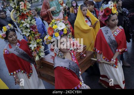 Eine Gruppe von Frauen, die als Königinnen und Prinzessinnen der Gemeinde Tláhuac in Mexiko-Stadt vertreten sind, während einer Prozession mit dem Bild von San Pedro anlässlich des 800.. Jahrestages der Gründung von Cuitláhuac in der Hauptstadt. Nach historischen Angaben wurde Tláhuac im Jahre 1222 n. Chr. in der Nähe des Zentrums des alten Sees Xochimilco gegründet. Die ersten Siedler waren die Chichimecas. (Foto von Gerardo Vieyra/NurPhoto) Stockfoto