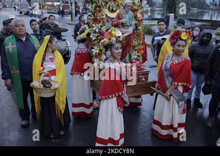 Eine Gruppe von Frauen, die als Königinnen und Prinzessinnen der Gemeinde Tláhuac in Mexiko-Stadt vertreten sind, während einer Prozession mit dem Bild von San Pedro anlässlich des 800.. Jahrestages der Gründung von Cuitláhuac in der Hauptstadt. Nach historischen Angaben wurde Tláhuac im Jahre 1222 n. Chr. in der Nähe des Zentrums des alten Sees Xochimilco gegründet. Die ersten Siedler waren die Chichimecas. (Foto von Gerardo Vieyra/NurPhoto) Stockfoto