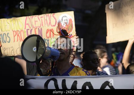 Demonstration für Critical Pride für die Rechtfertigung und den Protest für die Rechte des Kollektivs LGTBIQ+ am 28. Juni 2022 in Madrid. Kritischer Stolz, mit antirassistischer Botschaft: ''Hassrede von Institutionen legitimiert strukturellen Rassismus''. „Ohne Papiere gibt es keinen Stolz“, lautet das Banner des diesjährigen Aufrufs. (Foto von Juan Carlos Lucas/NurPhoto) Stockfoto