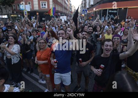 Demonstration für Critical Pride für die Rechtfertigung und den Protest für die Rechte des Kollektivs LGTBIQ+ am 28. Juni 2022 in Madrid. Kritischer Stolz, mit antirassistischer Botschaft: ''Hassrede von Institutionen legitimiert strukturellen Rassismus''. „Ohne Papiere gibt es keinen Stolz“, lautet das Banner des diesjährigen Aufrufs. (Foto von Juan Carlos Lucas/NurPhoto) Stockfoto