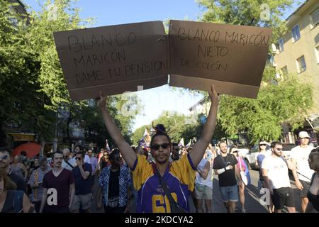 Demonstration für Critical Pride für die Rechtfertigung und den Protest für die Rechte des Kollektivs LGTBIQ+ am 28. Juni 2022 in Madrid. Kritischer Stolz, mit antirassistischer Botschaft: ''Hassrede von Institutionen legitimiert strukturellen Rassismus''. „Ohne Papiere gibt es keinen Stolz“, lautet das Banner des diesjährigen Aufrufs. (Foto von Juan Carlos Lucas/NurPhoto) Stockfoto