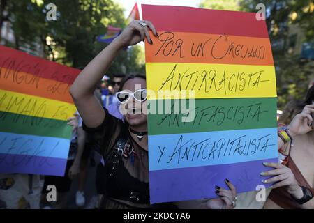 Demonstration für Critical Pride für die Rechtfertigung und den Protest für die Rechte des Kollektivs LGTBIQ+ am 28. Juni 2022 in Madrid. Kritischer Stolz, mit antirassistischer Botschaft: ''Hassrede von Institutionen legitimiert strukturellen Rassismus''. „Ohne Papiere gibt es keinen Stolz“, lautet das Banner des diesjährigen Aufrufs. (Foto von Juan Carlos Lucas/NurPhoto) Stockfoto