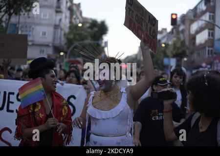 Demonstration für Critical Pride für die Rechtfertigung und den Protest für die Rechte des Kollektivs LGTBIQ+ am 28. Juni 2022 in Madrid. Kritischer Stolz, mit antirassistischer Botschaft: ''Hassrede von Institutionen legitimiert strukturellen Rassismus''. „Ohne Papiere gibt es keinen Stolz“, lautet das Banner des diesjährigen Aufrufs. (Foto von Juan Carlos Lucas/NurPhoto) Stockfoto