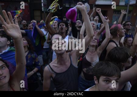 Demonstration für Critical Pride für die Rechtfertigung und den Protest für die Rechte des Kollektivs LGTBIQ+ am 28. Juni 2022 in Madrid. Kritischer Stolz, mit antirassistischer Botschaft: ''Hassrede von Institutionen legitimiert strukturellen Rassismus''. „Ohne Papiere gibt es keinen Stolz“, lautet das Banner des diesjährigen Aufrufs. (Foto von Juan Carlos Lucas/NurPhoto) Stockfoto