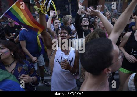 Demonstration für Critical Pride für die Rechtfertigung und den Protest für die Rechte des Kollektivs LGTBIQ+ am 28. Juni 2022 in Madrid. Kritischer Stolz, mit antirassistischer Botschaft: ''Hassrede von Institutionen legitimiert strukturellen Rassismus''. „Ohne Papiere gibt es keinen Stolz“, lautet das Banner des diesjährigen Aufrufs. (Foto von Juan Carlos Lucas/NurPhoto) Stockfoto