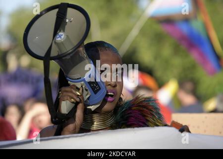 Demonstration für Critical Pride für die Rechtfertigung und den Protest für die Rechte des Kollektivs LGTBIQ+ am 28. Juni 2022 in Madrid. Kritischer Stolz, mit antirassistischer Botschaft: ''Hassrede von Institutionen legitimiert strukturellen Rassismus''. „Ohne Papiere gibt es keinen Stolz“, lautet das Banner des diesjährigen Aufrufs. (Foto von Juan Carlos Lucas/NurPhoto) Stockfoto