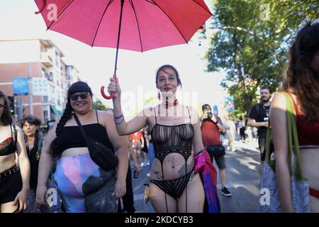 Demonstration für Critical Pride für die Rechtfertigung und den Protest für die Rechte des Kollektivs LGTBIQ+ am 28. Juni 2022 in Madrid. Kritischer Stolz, mit antirassistischer Botschaft: ''Hassrede von Institutionen legitimiert strukturellen Rassismus''. „Ohne Papiere gibt es keinen Stolz“, lautet das Banner des diesjährigen Aufrufs. (Foto von Juan Carlos Lucas/NurPhoto) Stockfoto