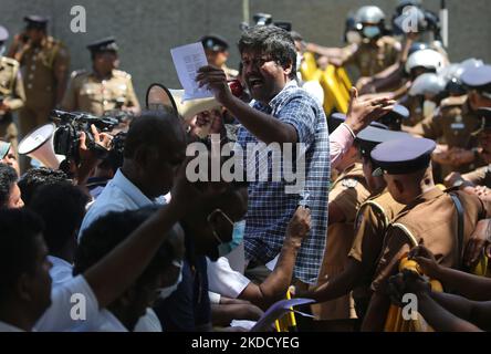 Sri-lankische Gesundheitskräfte rufen aus Protest gegen die Wirtschaftskrise in Colombo, Sri Lanka, 29. Juni 2022, Slogans aus. (Foto: Pradeep Dambarage/NurPhoto) Stockfoto