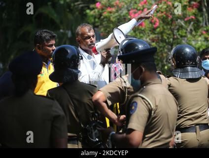 Sri-lankische Gesundheitskräfte rufen aus Protest gegen die Wirtschaftskrise in Colombo, Sri Lanka, 29. Juni 2022, Slogans aus. (Foto: Pradeep Dambarage/NurPhoto) Stockfoto