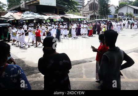 Sri-lankische Gesundheitskräfte rufen aus Protest gegen die Wirtschaftskrise in Colombo, Sri Lanka, 29. Juni 2022, Slogans aus. (Foto: Pradeep Dambarage/NurPhoto) Stockfoto