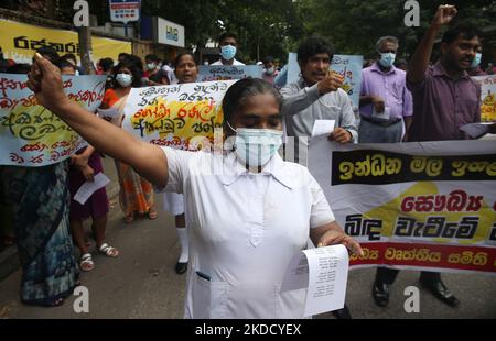 Sri-lankische Gesundheitskräfte rufen aus Protest gegen die Wirtschaftskrise in Colombo, Sri Lanka, 29. Juni 2022, Slogans aus. (Foto: Pradeep Dambarage/NurPhoto) Stockfoto