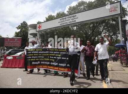 Sri-lankische Gesundheitskräfte rufen aus Protest gegen die Wirtschaftskrise in Colombo, Sri Lanka, 29. Juni 2022, Slogans aus. (Foto: Pradeep Dambarage/NurPhoto) Stockfoto