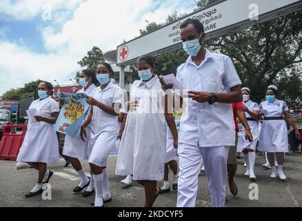 Sri-lankische Gesundheitskräfte rufen aus Protest gegen die Wirtschaftskrise in Colombo, Sri Lanka, 29. Juni 2022, Slogans aus. (Foto: Pradeep Dambarage/NurPhoto) Stockfoto