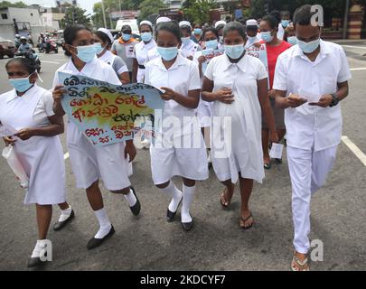 Sri-lankische Gesundheitskräfte rufen aus Protest gegen die Wirtschaftskrise in Colombo, Sri Lanka, 29. Juni 2022, Slogans aus. (Foto: Pradeep Dambarage/NurPhoto) Stockfoto