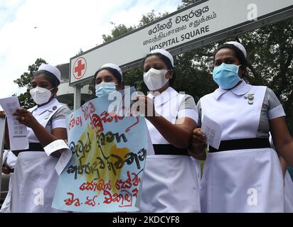 Sri-lankische Gesundheitskräfte rufen aus Protest gegen die Wirtschaftskrise in Colombo, Sri Lanka, 29. Juni 2022, Slogans aus. (Foto: Pradeep Dambarage/NurPhoto) Stockfoto