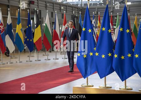 Kyriakos Mitsotakis Premierminister von Griechenland, der neben den europäischen Flaggen und der europäischen Flagge zum Gipfel des Europäischen Rates eintraf und eine Presseerklärung vor den Kameras machte. Die EUCO folgt dem EU-Westbalkan-Gipfel mit dem Hauptthema der Erweiterung der Europäischen Union auf den Westbalkan. Die EU-Erweiterungsverhandlungen für die sechs Balkanländer Albanien, Bosnien, Kosovo, Montenegro, Nord-Mazedonien und Serbien scheiterten, aber die Ukraine und die Republik Moldau wurden beide mit dem Status der EU-Beitrittskandidaten akzeptiert. Brüssel, Belgien am 23. Juni 2022 (Foto: Nicolas Economou/N Stockfoto