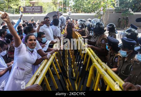 Sri Lanka Gesundheitsarbeiter rufen Slogans aus Protest inmitten der countryâ €™s Wirtschaftskrise in Colombo, Sri Lanka, 29. Juni 2022. (Foto von Pradeep Dambarage / NurPhoto) Stockfoto