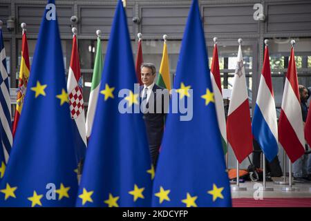 Kyriakos Mitsotakis Premierminister von Griechenland, der neben den europäischen Flaggen und der europäischen Flagge zum Gipfel des Europäischen Rates eintraf und eine Presseerklärung vor den Kameras machte. Die EUCO folgt dem EU-Westbalkan-Gipfel mit dem Hauptthema der Erweiterung der Europäischen Union auf den Westbalkan. Die EU-Erweiterungsverhandlungen für die sechs Balkanländer Albanien, Bosnien, Kosovo, Montenegro, Nord-Mazedonien und Serbien scheiterten, aber die Ukraine und die Republik Moldau wurden beide mit dem Status der EU-Beitrittskandidaten akzeptiert. Brüssel, Belgien am 23. Juni 2022 (Foto: Nicolas Economou/N Stockfoto