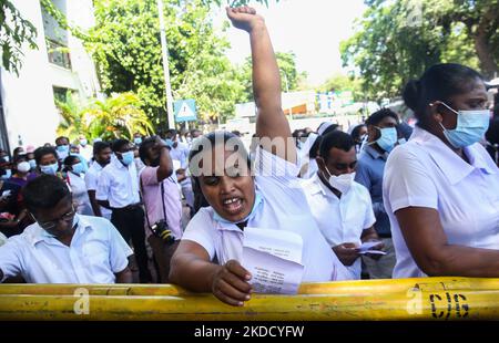 Sri-lankische Gesundheitskräfte rufen aus Protest gegen die Wirtschaftskrise in Colombo, Sri Lanka, 29. Juni 2022, Slogans aus. (Foto: Pradeep Dambarage/NurPhoto) Stockfoto