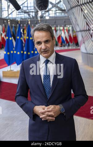 Kyriakos Mitsotakis Premierminister von Griechenland, der neben den europäischen Flaggen und der europäischen Flagge zum Gipfel des Europäischen Rates eintraf und eine Presseerklärung vor den Kameras machte. Die EUCO folgt dem EU-Westbalkan-Gipfel mit dem Hauptthema der Erweiterung der Europäischen Union auf den Westbalkan. Die EU-Erweiterungsverhandlungen für die sechs Balkanländer Albanien, Bosnien, Kosovo, Montenegro, Nord-Mazedonien und Serbien scheiterten, aber die Ukraine und die Republik Moldau wurden beide mit dem Status der EU-Beitrittskandidaten akzeptiert. Brüssel, Belgien am 23. Juni 2022 (Foto: Nicolas Economou/N Stockfoto