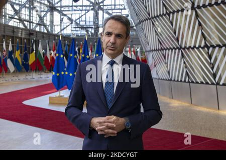 Kyriakos Mitsotakis Premierminister von Griechenland, der neben den europäischen Flaggen und der europäischen Flagge zum Gipfel des Europäischen Rates eintraf und eine Presseerklärung vor den Kameras machte. Die EUCO folgt dem EU-Westbalkan-Gipfel mit dem Hauptthema der Erweiterung der Europäischen Union auf den Westbalkan. Die EU-Erweiterungsverhandlungen für die sechs Balkanländer Albanien, Bosnien, Kosovo, Montenegro, Nord-Mazedonien und Serbien scheiterten, aber die Ukraine und die Republik Moldau wurden beide mit dem Status der EU-Beitrittskandidaten akzeptiert. Brüssel, Belgien am 23. Juni 2022 (Foto: Nicolas Economou/N Stockfoto