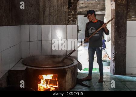 Am 29. Juni 2022 wird in Cihampelas, Cililin, West Bandung Regency, ein Mann beim Kochen traditioneller Wajit-Gerichte gesehen. West-Java, Indonesien. Die Händler sagten, dass Ende Juni 2022 der Umsatz mit traditionellen Lebensmitteln Wajit Cililin um bis zu 60 Prozent gestiegen ist oder neun Tonnen pro Monat verkaufen könnte, verglichen mit dem Vorjahr, das aufgrund von COVID-19 nur drei Tonnen pro Monat verkaufte. Wajit ist ein traditionelles Essen, typisch für Cililin, West Bandung Regency, das aus klejedem Reis, Palmzucker und Kokosnuss hergestellt wird. (Foto von Algi Febri Sugita/NurPhoto) Stockfoto