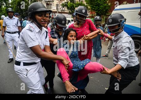 Die Polizei verhafte einen Aktivisten des Socialist Unity Center of India (Communist), einer linken politischen Partei, während einer regierungsfeindlichen Demonstration am 29. Juni 2022 in Kalkutta. Die Demonstration wurde organisiert, um gegen die anhaltende Korruption im ostindischen Bundesstaat Westbengalen zu protestieren. (Foto von Sankhadeep Banerjee/NurPhoto) Stockfoto