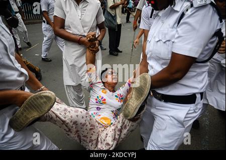 Die Polizei verhafte einen Aktivisten des Socialist Unity Center of India (Communist), einer linken politischen Partei, während einer regierungsfeindlichen Demonstration am 29. Juni 2022 in Kalkutta. Die Demonstration wurde organisiert, um gegen die anhaltende Korruption im ostindischen Bundesstaat Westbengalen zu protestieren. (Foto von Sankhadeep Banerjee/NurPhoto) Stockfoto