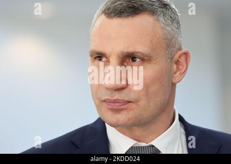 Vitali Klitschko spricht mit den Medien während des NATO-Gipfels am 29. Juni 2022 in Madrid, Spanien. (Foto von Jakub Porzycki/NurPhoto) Stockfoto