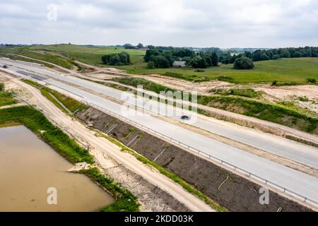 Am 29. Juni 2022, zwei Kilometer von der polnisch-lituanischen Grenze entfernt, ist auf der Straße E67 eine Baustelle der Straße S76 (über Baltica) in Suwalki Gap zu sehen, die nach Litauen führt. Die polnische Grenze zu Litauen liegt zwischen dem Gebiet von Königsberg (Teil Russlands) und Weißrussland und erstreckt sich über 100 Kilometer. Das Gebiet heißt Suwalki Gap und ist die einzige Verbindung zwischen den baltischen Staaten und dem Rest der NATO und der Europäischen Union. Nachdem Litauen sich weigerte, sanktionierte Güter per Bahn vom russischen Festland nach Königsberg zu transportieren, drohte der russische Präsident Wladimir Putin Litauen mit ernsthaften Konsequenzen Stockfoto