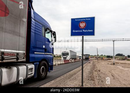 Am 29. Juni 2022 fährt ein Lastwagen an der polnisch-lituanischen Grenze auf der verkehrsreichen Straße E67 an das polnische Grenzschild, um nach Polen zu gelangen. Die polnische Grenze zu Litauen liegt zwischen dem Gebiet von Königsberg (Teil Russlands) und Weißrussland und erstreckt sich über 100 Kilometer. Das Gebiet heißt Suwalki Gap und ist die einzige Verbindung zwischen den baltischen Staaten und dem Rest der NATO und der Europäischen Union. Nachdem Litauen sich weigerte, sanktionierte Güter per Bahn vom russischen Festland nach Königsberg zu transportieren, drohte der russische Präsident Wladimir Putin Litauen mit ernsthaften Konsequenzen. Sowohl die NATO als auch die Europäische U Stockfoto