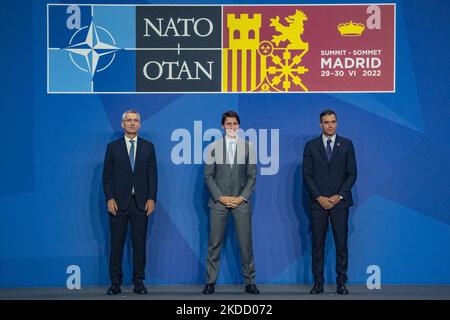 NATO-Generalsekretär Jens Stoltenberg, links, der Premierminister von Kanada, Justin Trudeau, Mitte, und der Präsident von Spanien, Pedro Sanchez, rechts, bei der Eröffnungszeremonie des NATO-Gipfels in Madrid, Spanien. (Foto von Celestino Arce/NurPhoto) Stockfoto