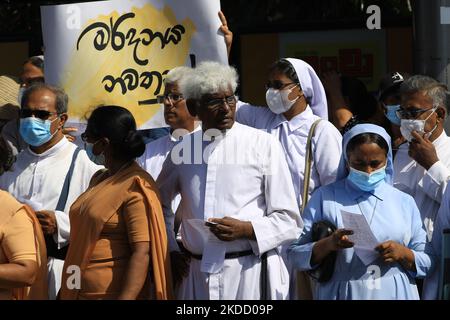 Katholische Priester aus Sri Lanka nehmen an einem Protest Teil, der den Rücktritt des srilankischen Präsidenten Gotabaya Rajapaksa in Colombo, Sri Lanka, fordert. 29. Juni 2022. (Foto von Tharaka Basnayaka/NurPhoto) Stockfoto