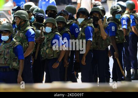 Soldaten der srilankischen Marine blicken auf einen Protest gegen die Regierung, die von Gewerkschaftsmitgliedern in der Nähe des offiziellen Wohnsitzes des Präsidenten Gotabaya Rajapaksa in Colombo, Sri Lanka, organisiert wurde. 29. Juni 2022. (Foto von Tharaka Basnayaka/NurPhoto) Stockfoto