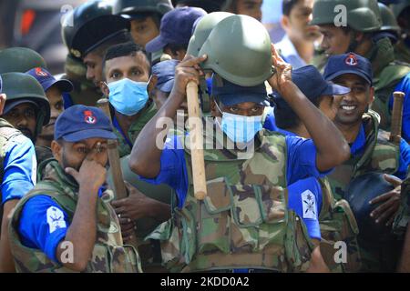 Soldaten der srilankischen Marine blicken auf einen Protest gegen die Regierung, die von Gewerkschaftsmitgliedern in der Nähe des offiziellen Wohnsitzes des Präsidenten Gotabaya Rajapaksa in Colombo, Sri Lanka, organisiert wurde. 29. Juni 2022. (Foto von Tharaka Basnayaka/NurPhoto) Stockfoto