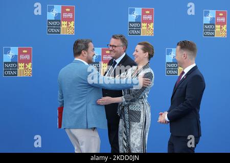 Der luxemburgische Premierminister Xavier Bettel und die dänische Premierministerin Mette Frederiksen treffen am letzten Tag des NATO-Gipfels in Madrid, Spanien, am 30. Juni 2022 ein. (Foto von Jakub Porzycki/NurPhoto) Stockfoto