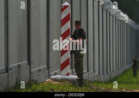 Eine allgemeine Ansicht des Grenzzauns und der Grenzposten an der polnisch-weißrussischen Grenze in der Nähe des Dorfes Nowodziel. Premierminister Mateusz Morawiecki erschien an der polnisch-weißrussischen Grenze am Grenzzaun, den die polnische Regierung als „physische Barriere“ bezeichnete. Er beteiligte sich an der Übergabe dieser Stahl- und Betonkonstruktion an den Grenzschutz durch den Auftragnehmer des Projekts, die Firmen Budimex, Unibep und Budrex. Der Grenzzaun an der polnisch-weißrussischen Grenze wurde mit 50.000 Tonnen Stahl errichtet. Er ist 5,5 Meter hoch, mit einem Rasierdraht überspannt und erstreckt sich über 186 Meter Stockfoto