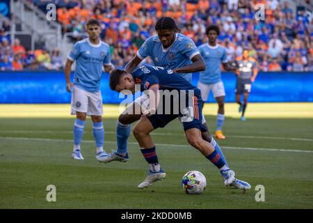 Der FC Cincinnati-Stürmer Alvaro Barreal schiebt den Ball in einem Major League Soccer-Spiel zwischen dem FC Cincinnati und dem FC New York nach oben, das 4-4 im TQL Stadium in Cincinnati, Ohio, endete. Mittwoch, 29. Juni 2022. (Foto von Jason Whitman/NurPhoto) Stockfoto