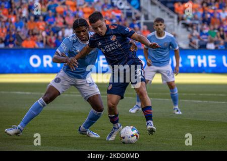 Der FC Cincinnati-Stürmer Alvaro Barreal schiebt den Ball in einem Major League Soccer-Spiel zwischen dem FC Cincinnati und dem FC New York nach oben, das 4-4 im TQL Stadium in Cincinnati, Ohio, endete. Mittwoch, 29. Juni 2022. (Foto von Jason Whitman/NurPhoto) Stockfoto