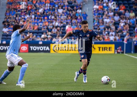 Der FC Cincinnati-Stürmer Alvaro Barreal schiebt den Ball in einem Major League Soccer-Spiel zwischen dem FC Cincinnati und dem FC New York nach oben, das 4-4 im TQL Stadium in Cincinnati, Ohio, endete. Mittwoch, 29. Juni 2022. (Foto von Jason Whitman/NurPhoto) Stockfoto