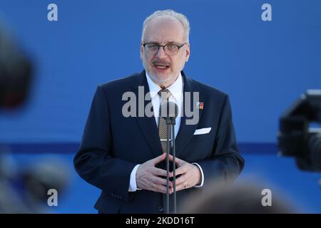 Der lettische Präsident Egils Levits spricht zu den Medien, als er am letzten Tag des NATO-Gipfels in Madrid, Spanien, am 30. Juni 2022, am Veranstaltungsort eintrifft. (Foto von Jakub Porzycki/NurPhoto) Stockfoto