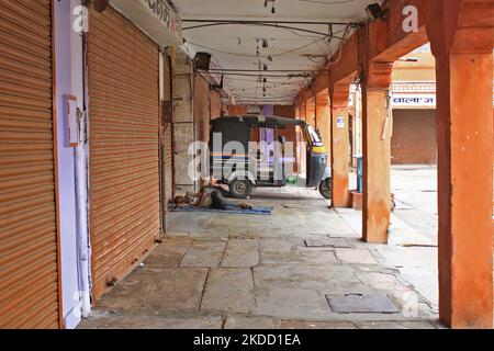 Ein Blick auf den geschlossenen Markt während eines „Bandes“, der von verschiedenen Hindu-Organisationen aufgerufen wurde, gegen den Mord an Schneider Kanhaiya Lal in Udaipur, in Jaipur, Rajasthan, Indien, am Donnerstag, den 30. Juni, zu protestieren, 2022. Kanhaiya Lal wurde in seinem Geschäft von zwei Männern ermordet, weil sie angeblich eine Erklärung in den sozialen Medien zugunsten des suspendierten BJP-Sprechers Nupur Sharma veröffentlicht hatten. (Foto: Vishal Bhatnagar/NurPhoto) Stockfoto