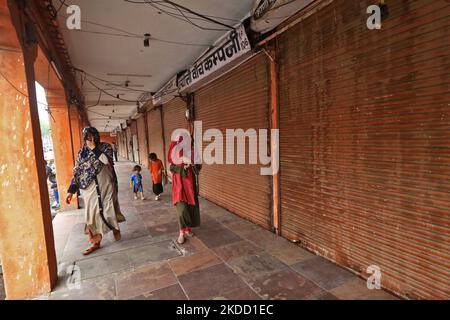 Ein Blick auf den geschlossenen Markt während eines „Bandes“, der von verschiedenen Hindu-Organisationen aufgerufen wurde, gegen den Mord an Schneider Kanhaiya Lal in Udaipur, in Jaipur, Rajasthan, Indien, am Donnerstag, den 30. Juni, zu protestieren, 2022. Kanhaiya Lal wurde in seinem Geschäft von zwei Männern ermordet, weil sie angeblich eine Erklärung in den sozialen Medien zugunsten des suspendierten BJP-Sprechers Nupur Sharma veröffentlicht hatten. (Foto: Vishal Bhatnagar/NurPhoto) Stockfoto