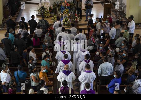 Gläubige betreten eine Kirche während der Beerdigung von Inspektor Carlos VelÃ¡Squez am 30. Juni 2022 in Coatepeque, Santa Ana, El Salvador. Am Dienstag, den 28.. Juni, wurden drei Polizisten von Mitgliedern der Bande Barrio 18 SureÃ±os getötet. (Foto von Camilo Freedman/NurPhoto) Stockfoto