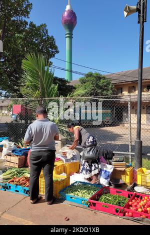 Ein Sri-lankischer kauft Gemüse und Obst von einem lokalen Markt in Colombo, Sri Lanka. 1. Juli 2022. Die Inflation in Sri Lanka erreichte im Juni einen neunten Rekord in Folge, wie offizielle Daten am Freitag (1. Juli) zeigten und stieg auf 54,6 Prozent einen Tag, nachdem der IWF die bankrotte Nation aufgefordert hatte, galoppierende Preise und Korruption einzudämmen. Die Lebensmittelpreise sind nach Angaben der Volkszählung und Statistik seit Februar 2020 um 102,7 Prozent gestiegen. (Foto von Tharaka Basnayaka/NurPhoto) Stockfoto