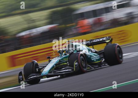 Lance Stroll aus Kanada mit dem (18) Aston Martin AMR22 Mercedes beim Training vor dem Grand Prix von Großbritannien F1 in Silverstone am 1. Juli 2022 in Northampton, Großbritannien. (Foto von Jose Breton/Pics Action/NurPhoto) Stockfoto