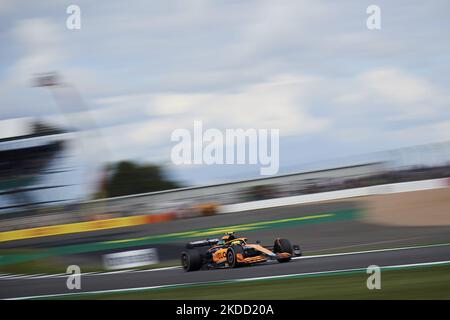 Lando Norris aus Großbritannien fährt den (4) McLaren F1 Team MCL36 Mercedes im Training vor dem Grand Prix von Großbritannien F1 in Silverstone am 1. Juli 2022 in Northampton, Großbritannien. (Foto von Jose Breton/Pics Action/NurPhoto) Stockfoto