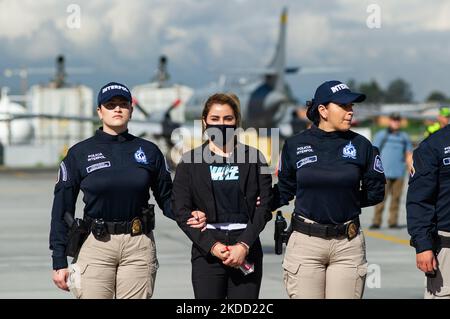 Nini Johana Usuga alias 'La Negra', Schwester des kolumbianischen drogenlords Dairo Antonio Usuga, alias 'Otoniel', wird von Interpol-Polizeibeamten begleitet, bevor sie am 1. Juli 2022 auf dem Militärflugplatz CATAM in Bogota in die Vereinigten Staaten von Amerika auslieferte. Nini Johana Usuga wurde auch zusammen mit Mitgliedern der ehemaligen FARC-Guerilla ausgeliefert. (Foto von Sebastian Barros/NurPhoto) Stockfoto